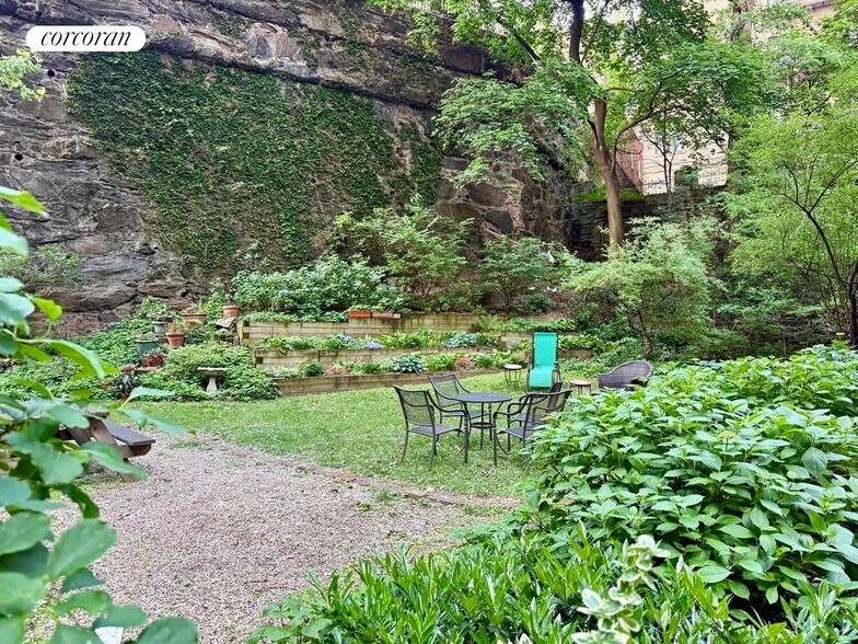 Building Photo - 875 W 181st St