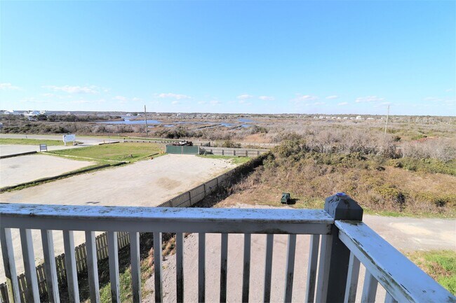 Building Photo - Pet Friendly Off Season Rental 4 Bedroom Oceanfront next to North Topsail Seaview Pier 12/1/2025 ...