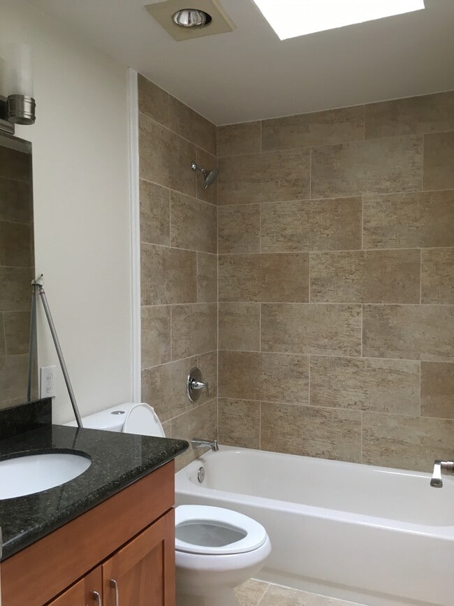 Building Photo - Charming 2 Bedroom 1 Bath Home