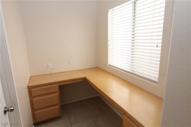 Building Photo - 2586 Highland Cliff Dr