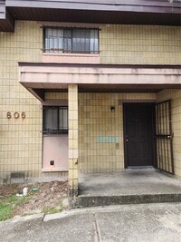 Building Photo - 806 SW 64th Terrace