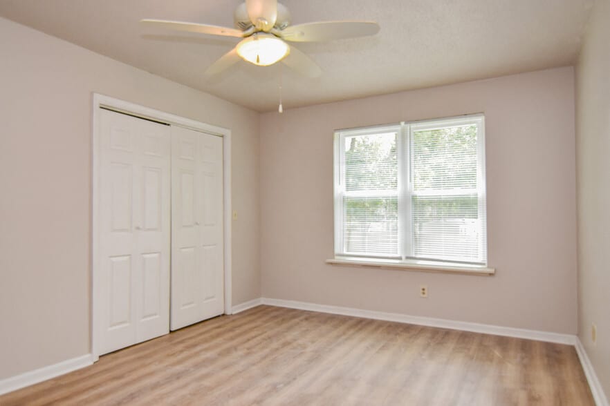 Building Photo - 306 Crestview Dr