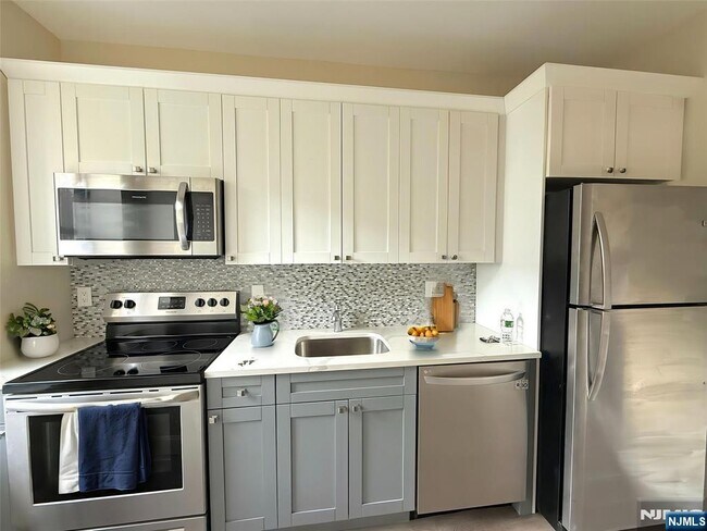 Building Photo - 242 Westminster Pl