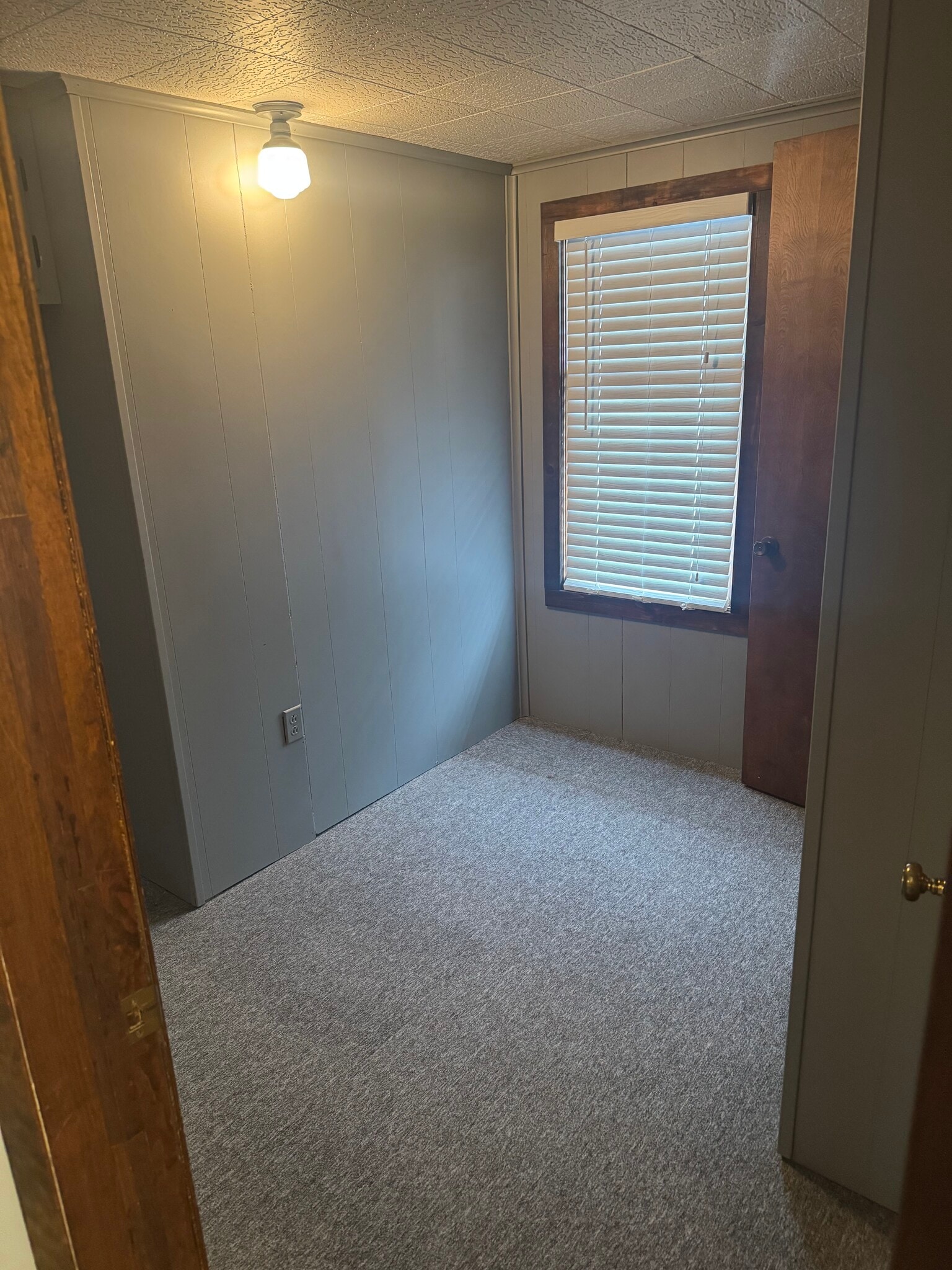 Small office space, storage - 1335 Parkman Rd NW