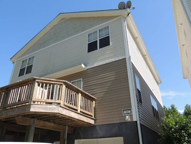 Building Photo - Beautiful Townhome in Tucker Creek