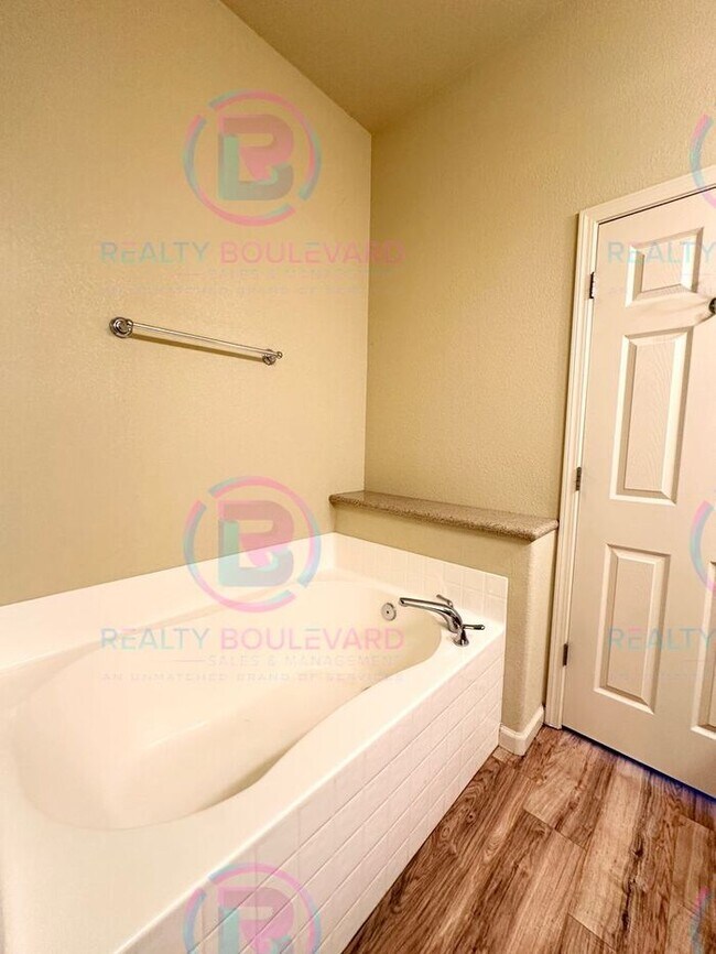 Building Photo - 3 Bedroom 2.5 Bathroom + Loft & 2 Car gara...