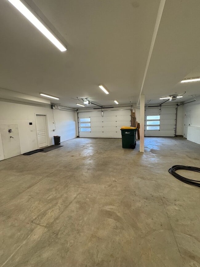 Building Photo - Stunning home in desirable Eagle River nei...