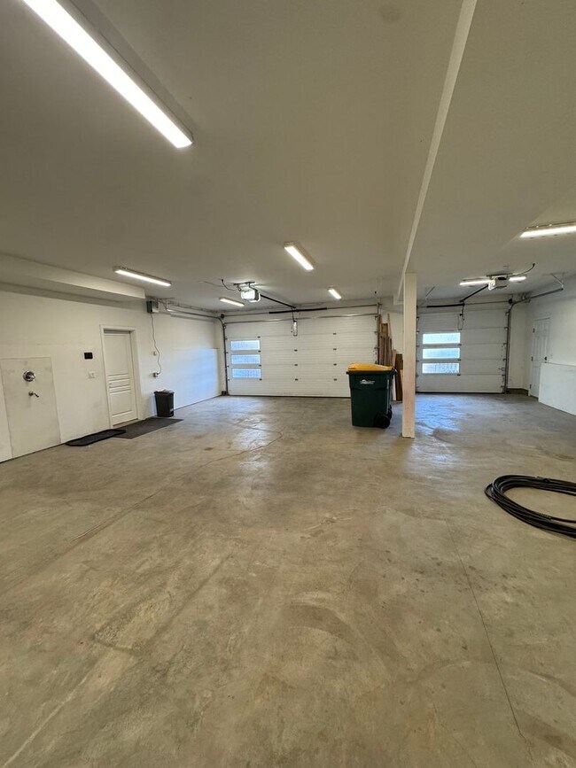 Building Photo - Stunning home in desirable Eagle River neighborhood