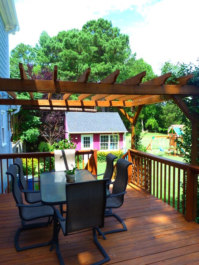 Building Photo - 211 Sandlewood Dr