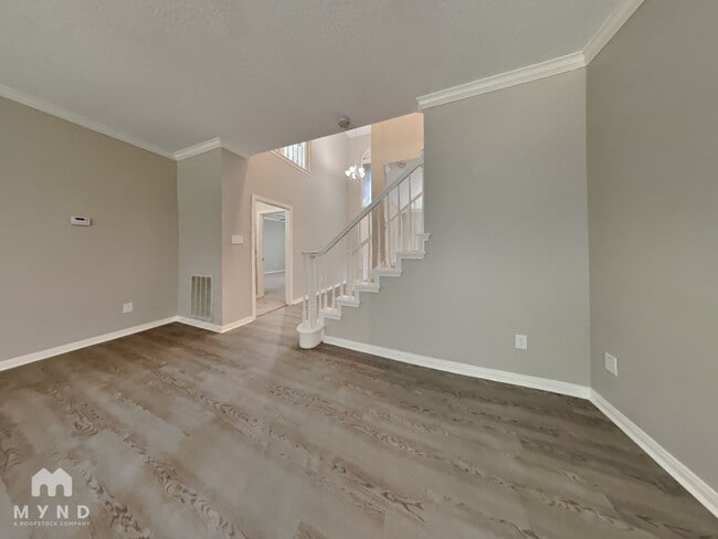 Building Photo - 104 Lake Point Ct