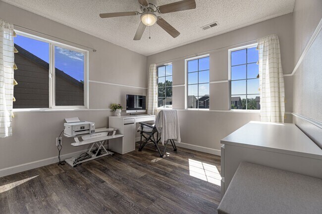 Building Photo - Beautifully updated rental on Pony Gulch