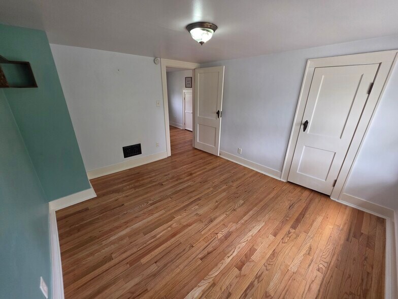 Building Photo - 420 Birney S St