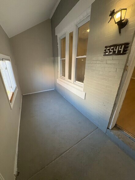 Building Photo - 5544 W Jefferson St