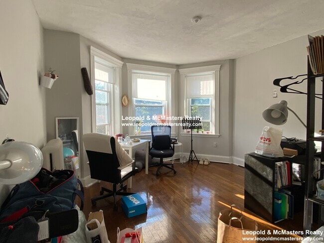 Primary Photo - 368 Riverway