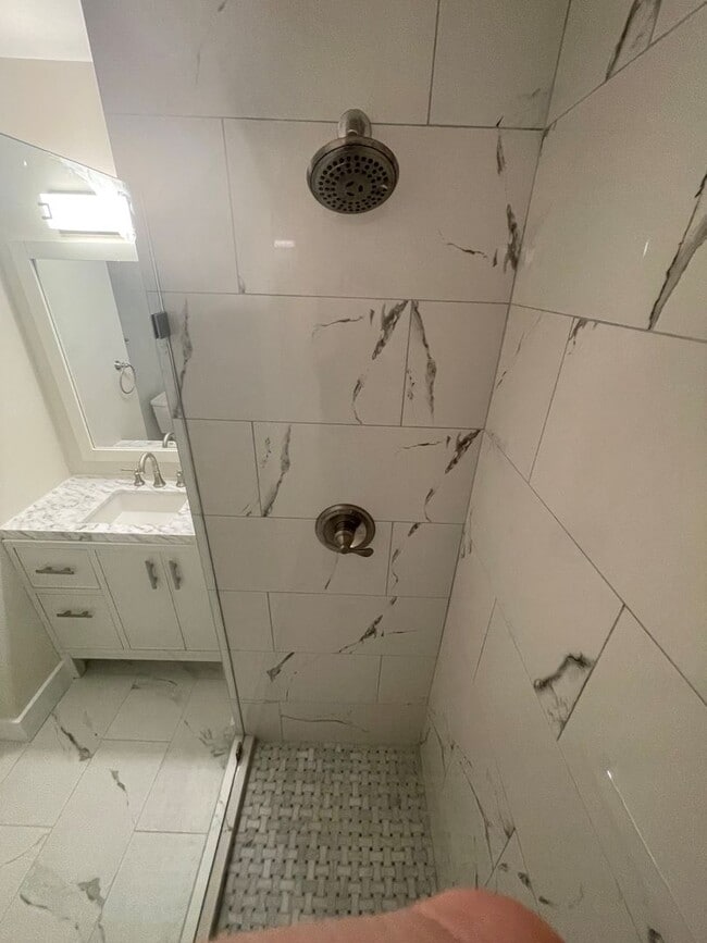 Building Photo - BEAUTIFLLY UPDATED TOWNHOME