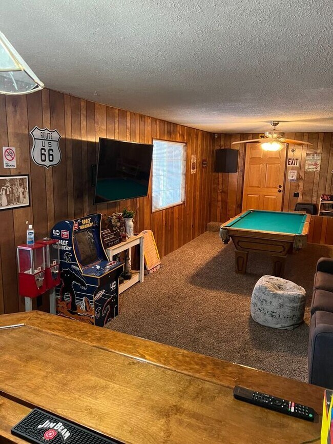 Building Photo - 3 bedroom/ 3 bath. Fully furnished ready f...