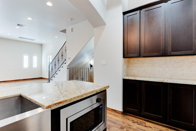 Building Photo - 905 W 22nd St