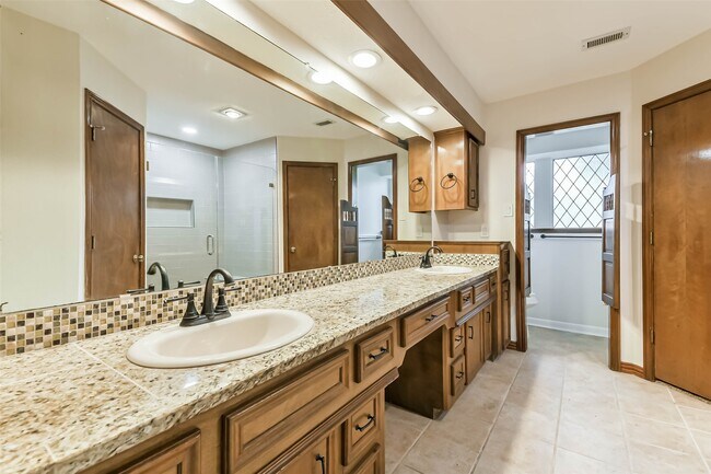 Building Photo - 12910 Ivyforest Dr