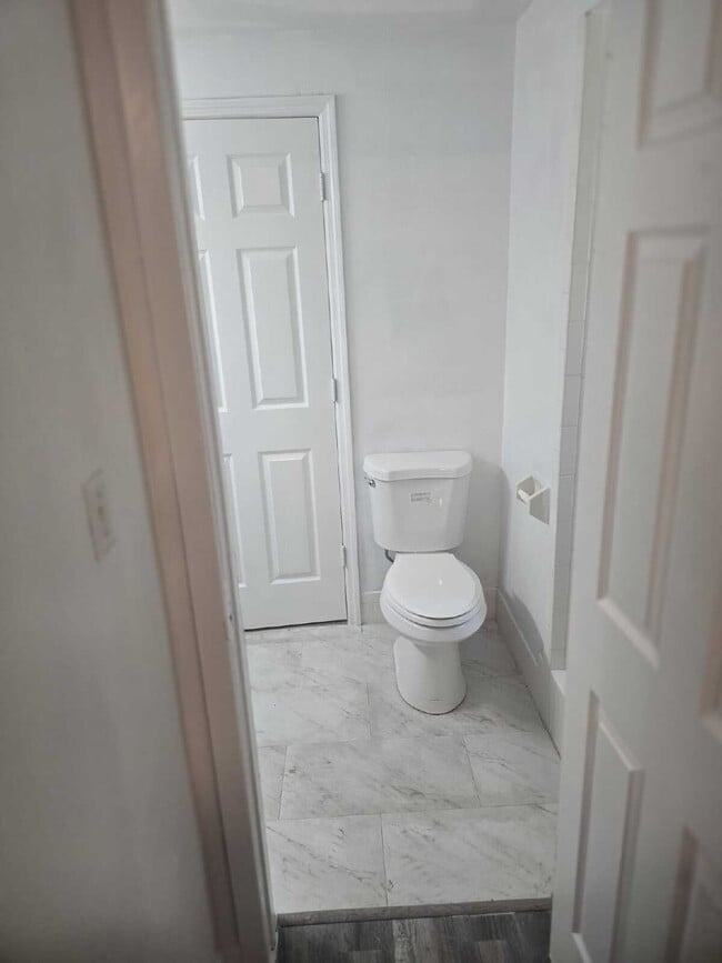 Building Photo - Beautiful remodeled Studio/efficiency in Hudson, FL
