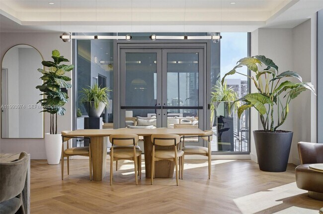 Building Photo - 121 NE 5th St