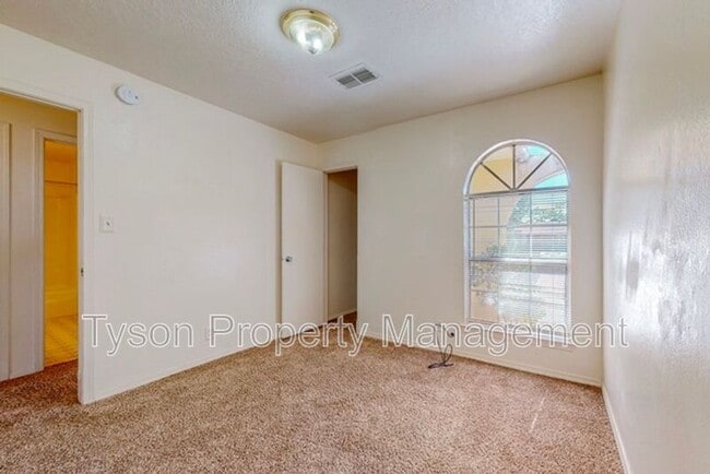 Building Photo - 5516 Cancelar Dr NE