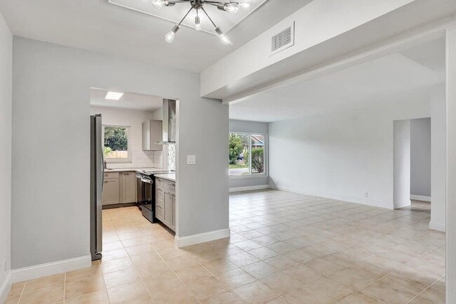 Building Photo - 208 NW 1st St