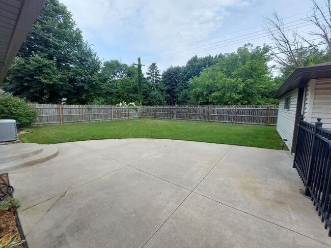 Building Photo - 3 Bedroom 1 1/2 bath brick ranch with 2 ca...