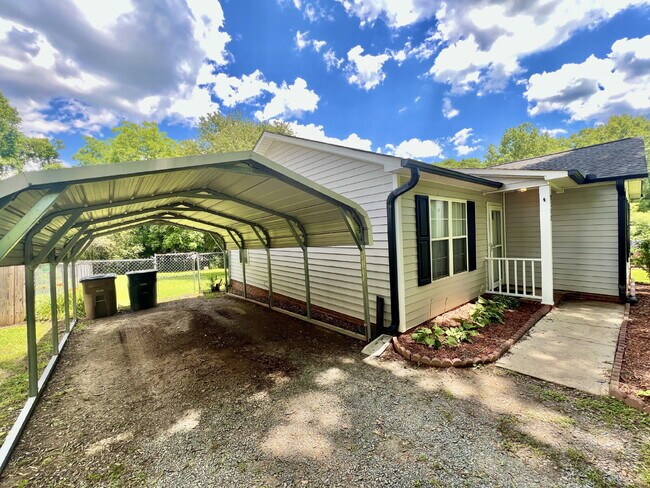 Building Photo - CONVENIENT LOCATION 3 Bedroom