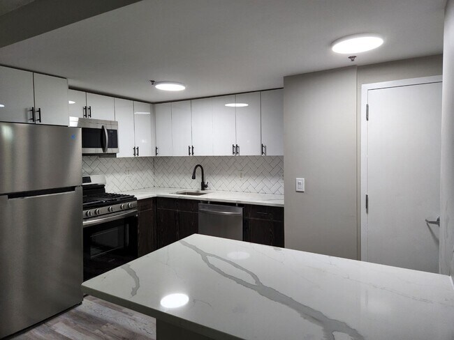 Building Photo - Discover an enticing retreat in the heart of Bayonne, NJ.