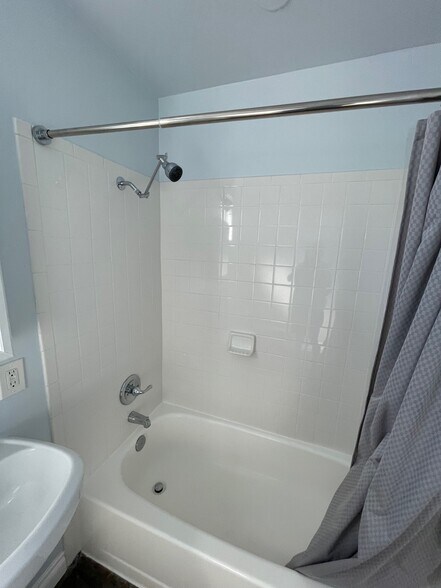 SHOWER AND TUB - 205 7th Ave