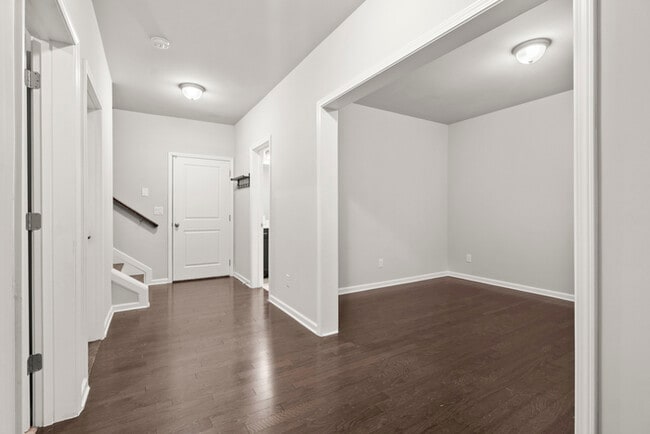 Building Photo - Townhouse - 4 Beds - 4 Bath
