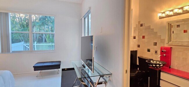 Building Photo - 661 Lake Wellington Dr