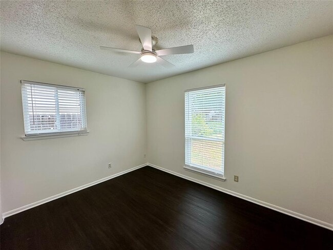 Building Photo - 208 E Lisa Dr
