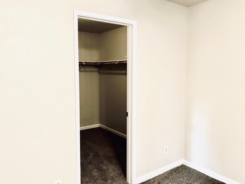 Spacious Large Walk-In Master Closet - 1190 S Winery Ave