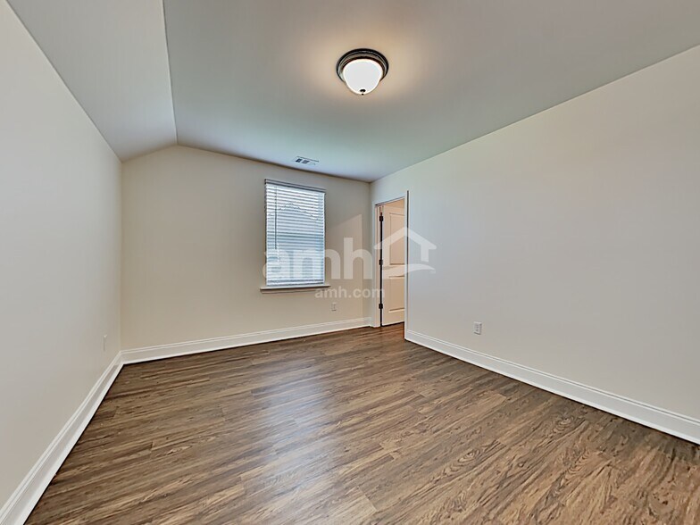 Building Photo - 106 Parkside Blvd