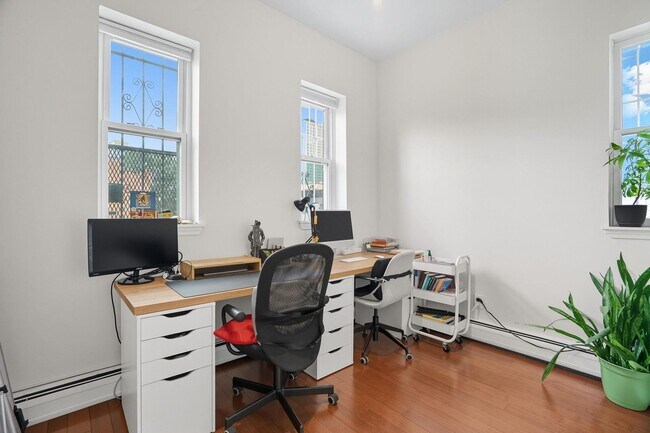 Building Photo - 278 Monmouth St