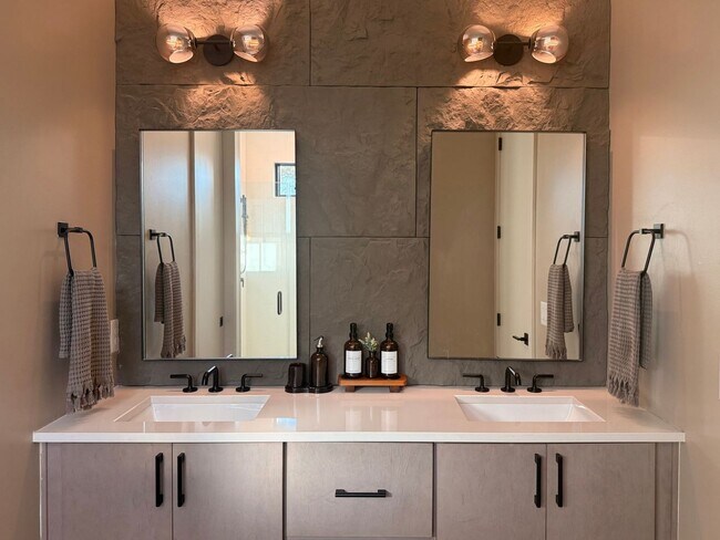 Building Photo - 716 Brighton Rd