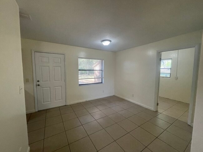 Building Photo - 1117 NW 16th Ave
