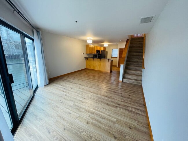 Building Photo - Top Floor 1bdrm Condo with River Views and Private Deck | FREE reserved parking Included!