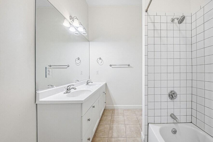 Building Photo - 156 Chelsea St