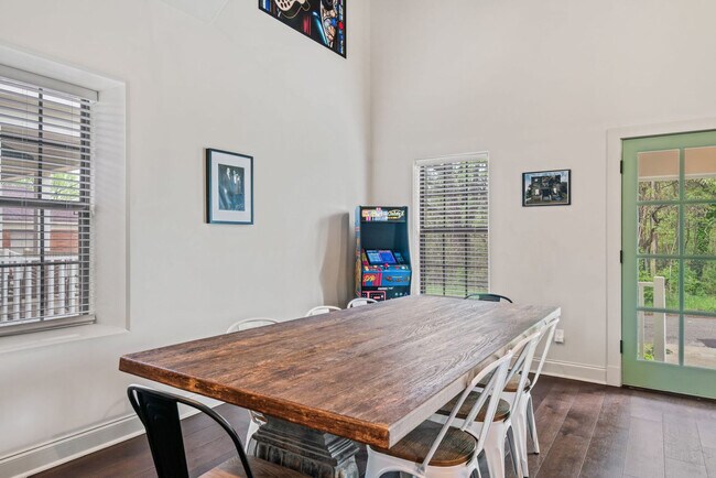 Building Photo - 775 Tanglewood St