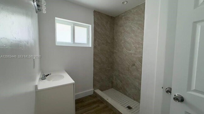 Building Photo - 670 NE 166th St