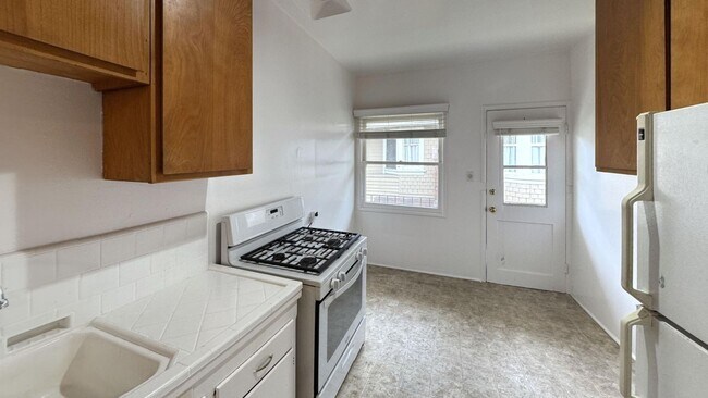 Building Photo - 25 19th Ave