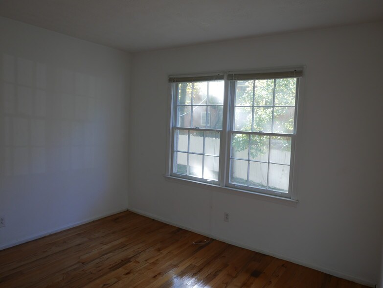Building Photo - 139 E Hill St
