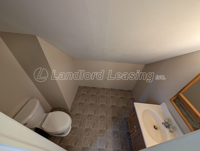 Building Photo - Nice 3 bedroom bungalow with full basement and garage.