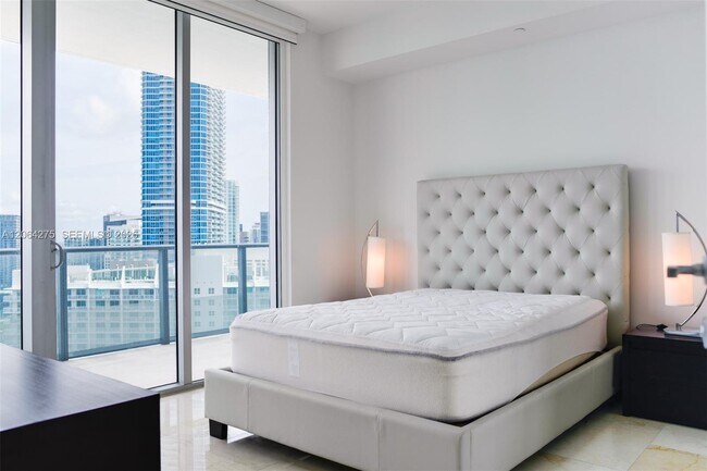 Building Photo - 1300 Brickell Bay Dr