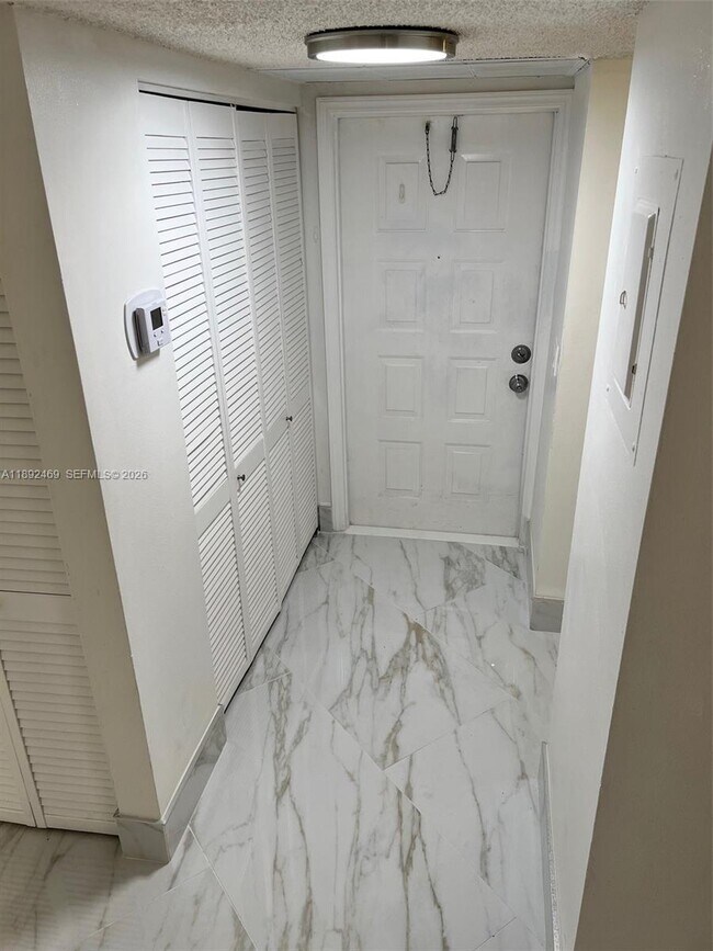 Building Photo - 10181 Twin Lakes Dr