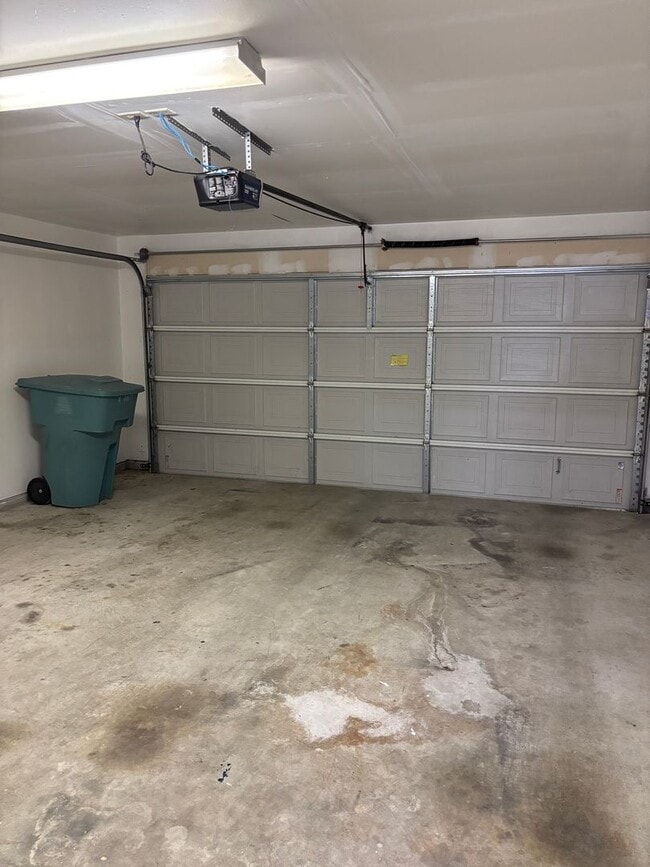 Building Photo - 3/2/2 Near Sherman High School!