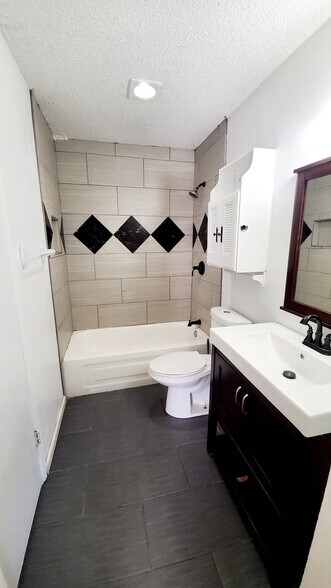 Building Photo - 4016 Eastridge Dr