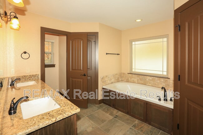 Building Photo - 1000 Peak St